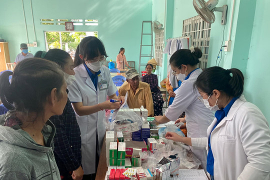 Đoàn cơ sở Bệnh viện Đa khoa Bình Thuận khám, cấp thuốc miễn phí cho đồng bào Chăm