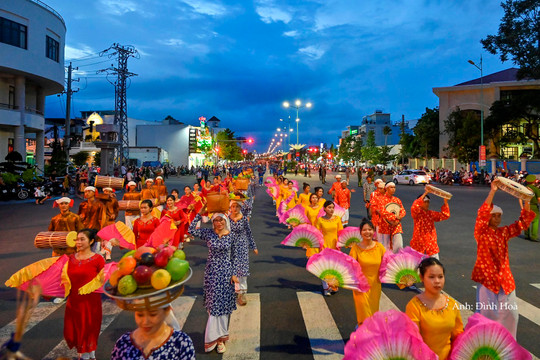 Năm Du lịch Quốc gia 2023: Lung linh sắc màu lễ hội đường phố