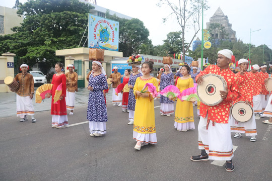 Hình ảnh các dân tộc ở Bình Thuận trong Lễ hội đường phố