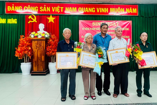 Đảng bộ phường Bình Hưng tổ chức trao tặng Huy hiệu Đảng cho đảng viên cao tuổi 
