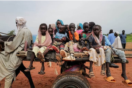 Xung đột ở Sudan khiến 2 triệu trẻ em rời bỏ nhà cửa