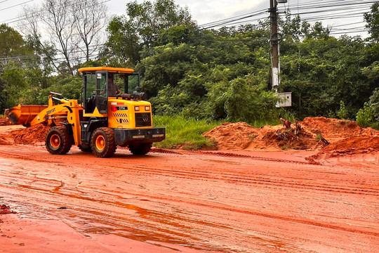 Phan Thiết: Khẩn trương khắc phục sự cố cát tràn trên tuyến đường Nguyễn Thông