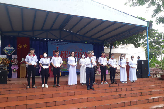 Trường THPT Đức Tân:
           792 học sinh háo hức tham dự lễ khai giảng năm học mới
