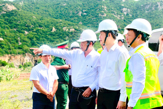Chủ tịch UBND tỉnh kiểm tra công tác xử lý, tiêu thụ tro xỉ tại Nhà máy Nhiệt điện Vĩnh Tân 2