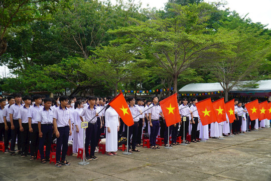 855 học sinh  Trường THPT Nguyễn Trường Tộ khai giảng năm học mới
