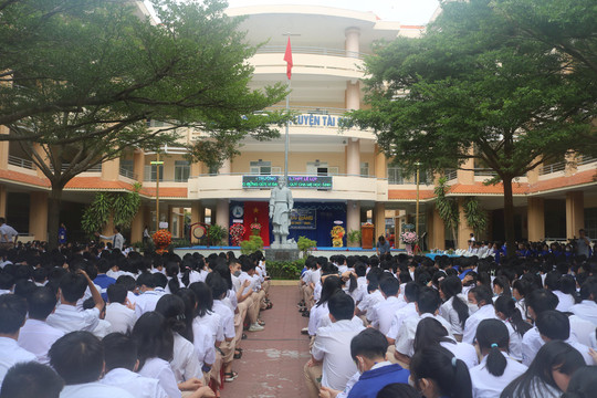 Trường THCS & THPT Lê Lợi:
Hơn 2.500 em dự khai giảng năm học mới
