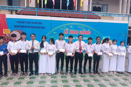 Trường THPT Quang Trung: Hơn 1.000 học sinh và giáo viên dự khai giảng năm học mới