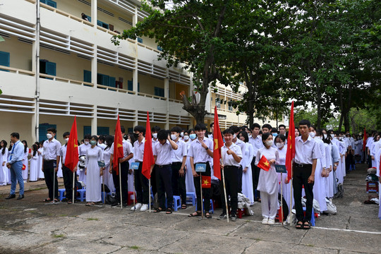 Trường THPT Phan Chu Trinh: Hân hoan khai giảng năm học mới