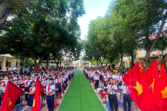 Huyện Phú Quý: 
Gần 7.350 học sinh vùng biển đảo  đón năm học mới 