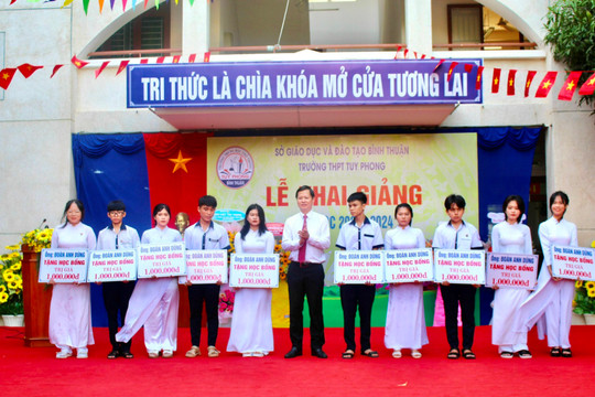 Chủ tịch UBND tỉnh dự Lễ khai giảng tại Trường THPT Tuy Phong