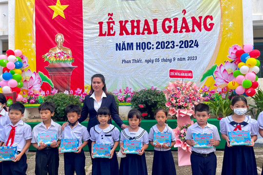 LaDo Taxi Bình Thuận:
Tặng học bổng cho học sinh tiểu học có hoàn cảnh khó khăn
