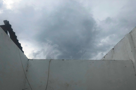 Hàm Thuận Nam: Gió lốc bất ngờ khiến 1 căn nhà bị tốc mái hoàn toàn