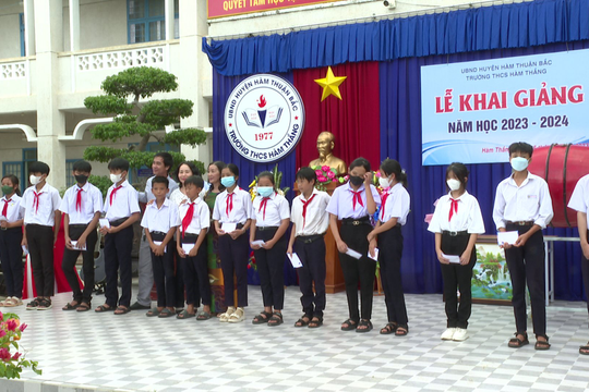 Hàm Thuận Bắc:
 Hỗ trợ 800 triệu đồng cho học sinh nghèo trong dịp khai giảng năm học mới