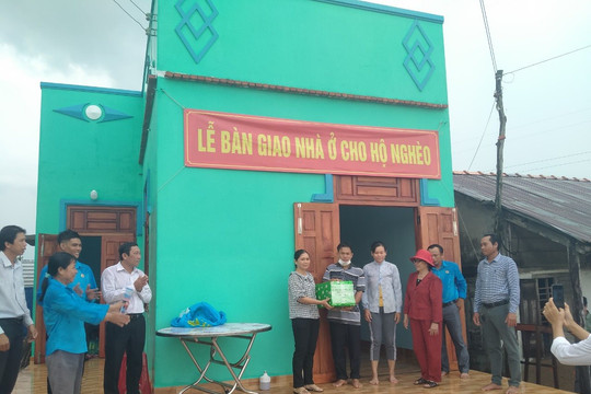 Hàm Thuận Bắc: Trao tặng nhà tình thương cho hộ nghèo