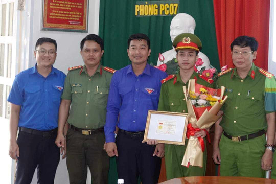 Trao tặng huy hiệu “Tuổi trẻ dũng cảm”cho chiến sĩ Cảnh sát Phòng cháy chữa cháy dũng cảm cứu người