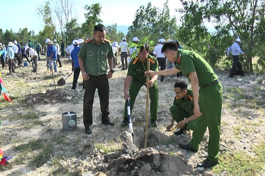 Tuy Phong: Ra quân phát động trồng 500 cây xoan đào
