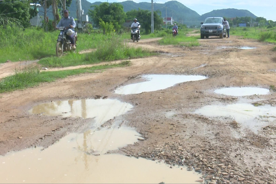 Hàm Thuận Bắc: Nhọc nhằn đi lại trên tuyến đường xuống cấp