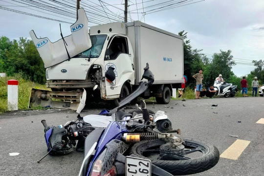 Phan Thiết: Xe máy va chạm xe tải, 1 người tử vong