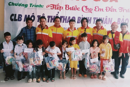 Câu lạc bộ mô tô thể thao Bình Thuận - Bảo Lộc tặng 80 suất học bổng cho học sinh nghèo