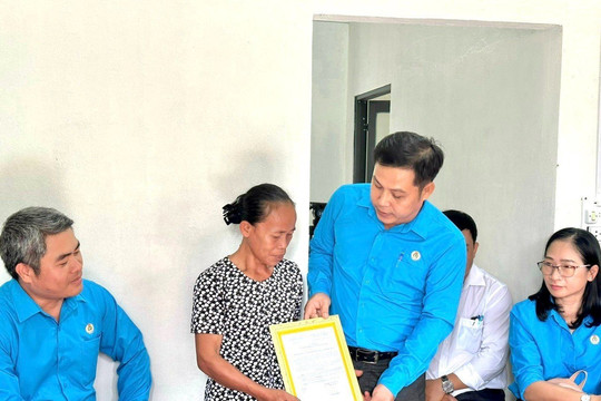 Công đoàn Viên chức tỉnh trao tặng nhà tình thương
ở Tánh Linh