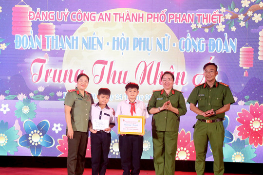 Công an TP. Phan Thiết:
Tổ chức Tết Trung thu cho học sinh nghèo﻿﻿ và nhận đỡ đầu 2 người con của anh Nguyễn Hữu Đốn