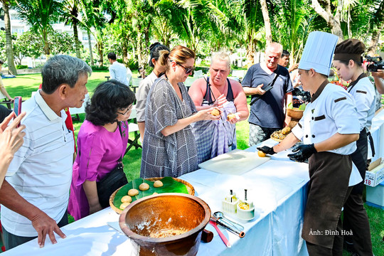 Foreign tourists try their hands at making mooncakes in Phan Thiet