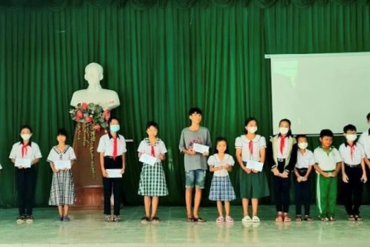 Hàm Thuận Bắc: Tặng 52 suất học bổng cho học sinh nghèo, khó khăn