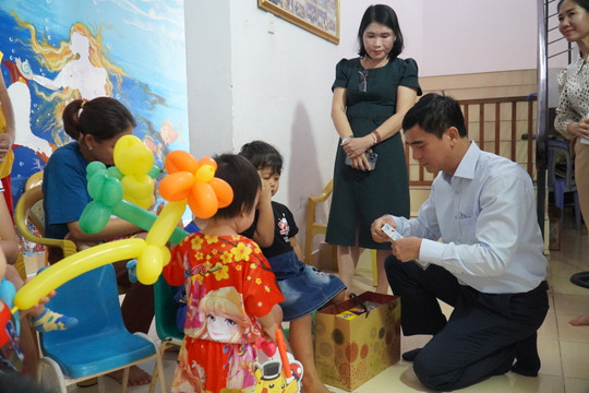 Secretary of the provincial Party Committee gifted full-moon presents to orphans with morbidity