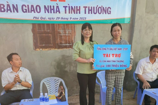 Bàn giao nhà tình thương cho hộ nghèo tại Phú Quý