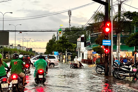 Cảnh báo lũ quét, sạt lở, sụt lún đất do mưa lũ tại Bình Thuận