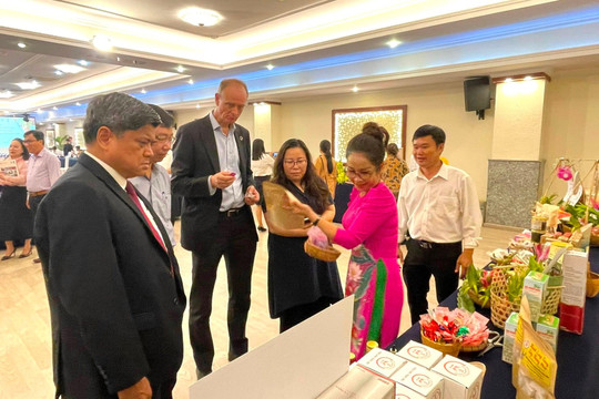 Binh Thuan attended a conference to discuss ways to secure Vietnam’s dragon fruit development sustainably