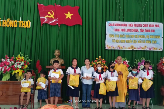 120 phần quà trao tặng người nghèo ở xã Hồng Thái