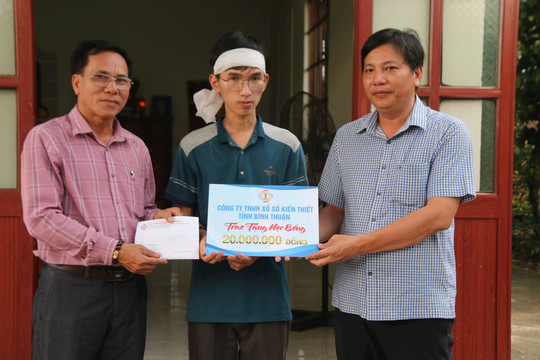 Trao học bổng hỗ trợ cho con của bà Phạm Thị Mót