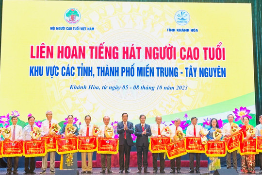 Liên hoan tiếng hát người cao tuổi Miền trung- Tây Nguyên: Bình Thuận đoạt giải C toàn đoàn