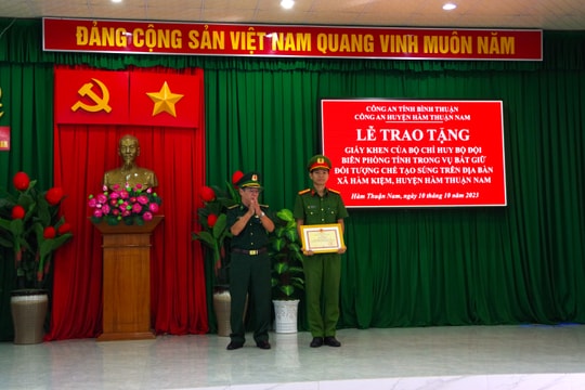 Khen thưởng cán bộ có thành tích xuất sắc trong triệt phá đường dây sản xuất, mua bán, vận chuyển trái phép vũ khí