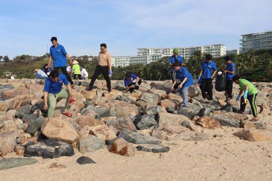 Tổng vệ sinh môi trường hưởng ứng Ngày Du lịch Bình Thuận