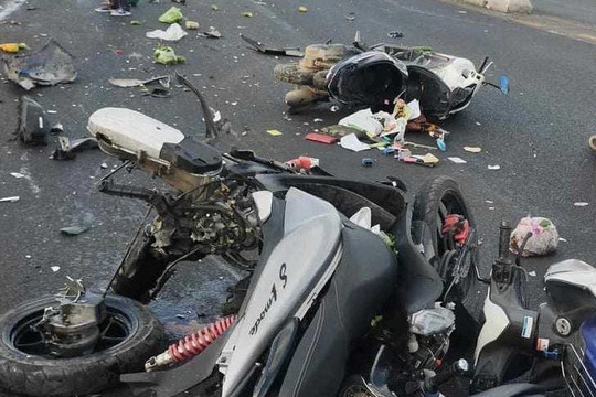 Khởi tố cả 2 cha con trong vụ ô tô tông 5 xe máy ở Tuy Phong