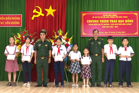 Trao 21 suất học bổng cho học sinh nghèo vùng ven biển Tuy Phong