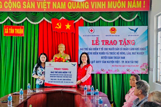 
Trao tặng 642 thẻ bảo hiểm y tế cho người nghèo Hàm Thuận Nam
