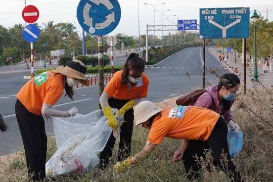 Hưởng ứng Ngày Du lịch Bình Thuận 24/10:
Ra quân tổng vệ sinh môi trường, bảo vệ cảnh quan xanh sạch đẹp


