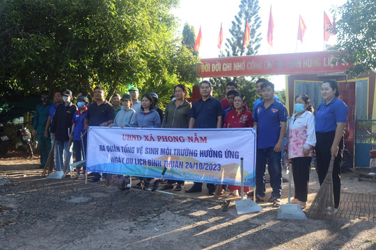 Xã Phong Nẫm và phường Phú Thủy:
Ra quân tổng vệ sinh môi trường hưởng ứng Ngày Du lịch Bình Thuận