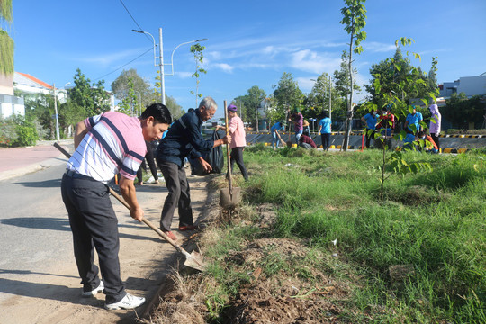 Lãnh đạo các sở tham gia vệ sinh môi trường với nhân dân Phú Tài, Phú Trinh