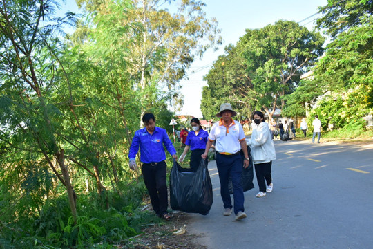 Hàm Thuận Nam phát động toàn dân thực hiện tổng vệ sinh môi trường