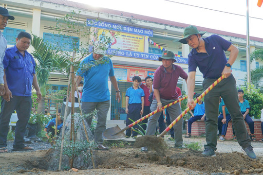 Chủ tịch Hội Đồng Nhân Dân tỉnh Nguyễn Hoài Anh tham gia tổng vệ sinh môi trường ở Phú Long