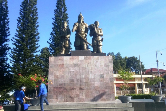 Văn phòng UBND tỉnh ra quân chỉnh trang công viên tượng Trần Hưng Đạo