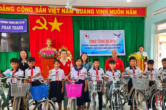 Trao 23 chiếc xe đạp cho học sinh nghèo xã Phan Thanh