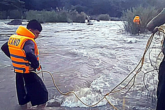 Công an kịp thời giải cứu người đàn ông mắc kẹt giữa sông La Ngà