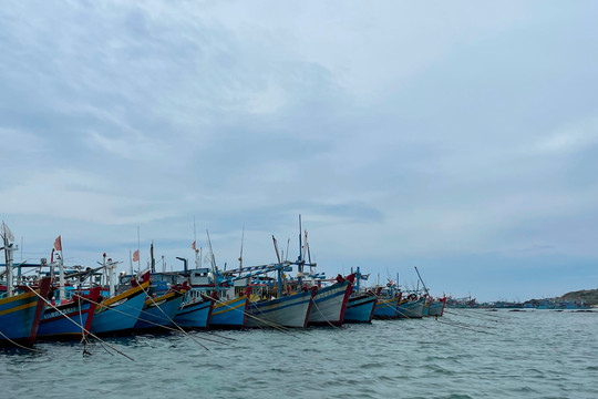 Tìm kiếm 1 lao động bị mất tích trên biển Phú Quý