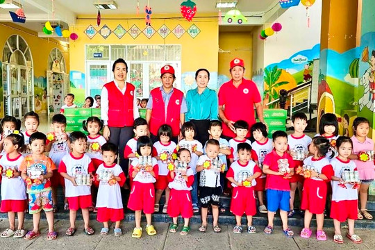 Trao tặng 50 thùng sữa cho trẻ em trên địa bàn huyện Hàm Tân