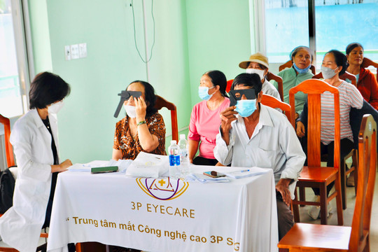 Khám mắt và cấp thuốc miễn phí tại phường Phú Tài